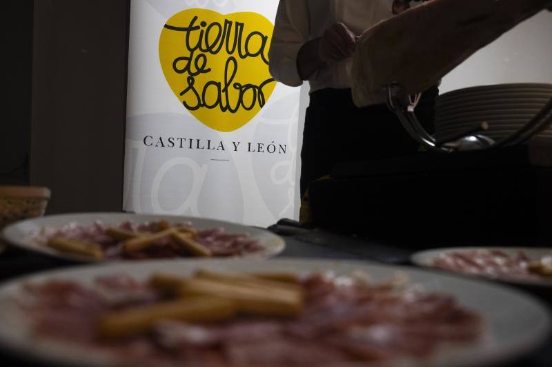 Invitados y premiados disfrutaron de un cóctel con productos de calidad de Tierra de Sabor, la marca de excelencia gastronómica de Castilla y León, patrocinadora de estos premios.