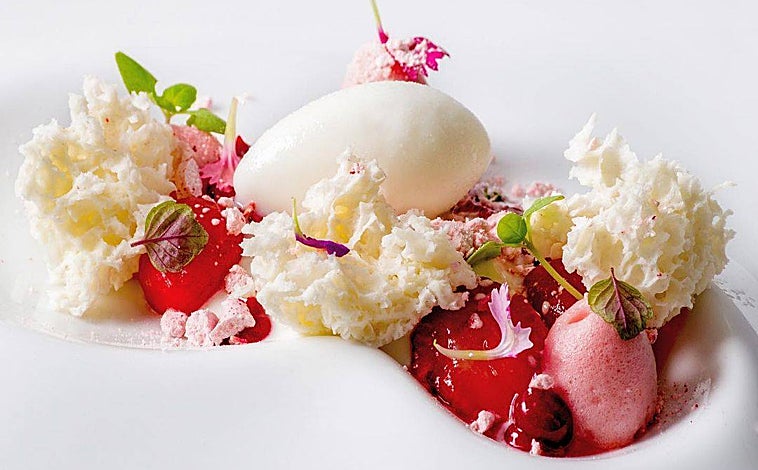 Imagen principal - Distintas propuestas de Antonio Bachour, entre ellas su tarta de remolacha