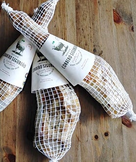 Imagen secundaria 2 - Arriba, sobre estas líneas, asados de cordero y cochinillo de El Mesón de Fuencarral. Abajo, a la izquierda, pularda rellena de Solobuey. A la derecha, paletilla de cordero segureño de Uskar