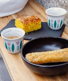 Imagen secundaria 2 - Comida callejera libanesa en La Latina, junto al mercado de la Cebada. Arriba, entrantes. Debajo, bocadillos y, a la derecha, los postres.