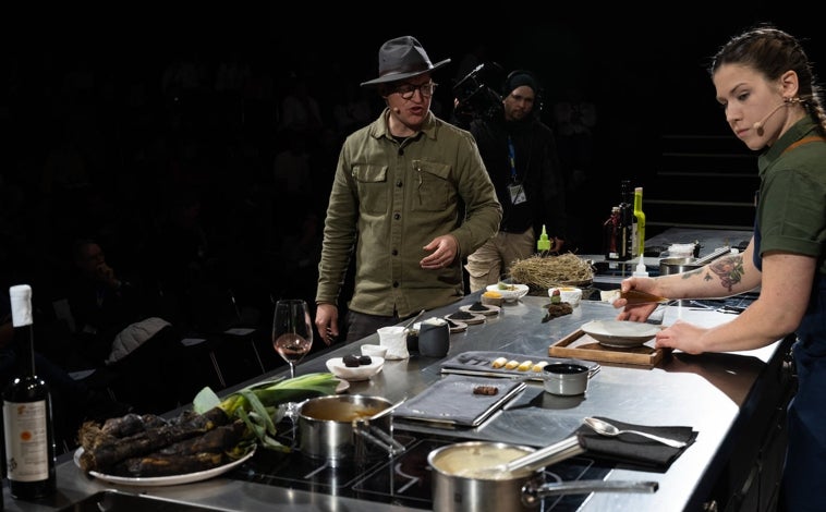 Imagen principal - Sobre estas líneas, arriba,  Nicolai Tram sobre el escenario de Madrid Fusión. Abajo, a la derecha, sus verduras tratadas directamente sobre el fuego. A la izquierda, Poul Andrias Ziska, chef del restaurante más remoto del mundo