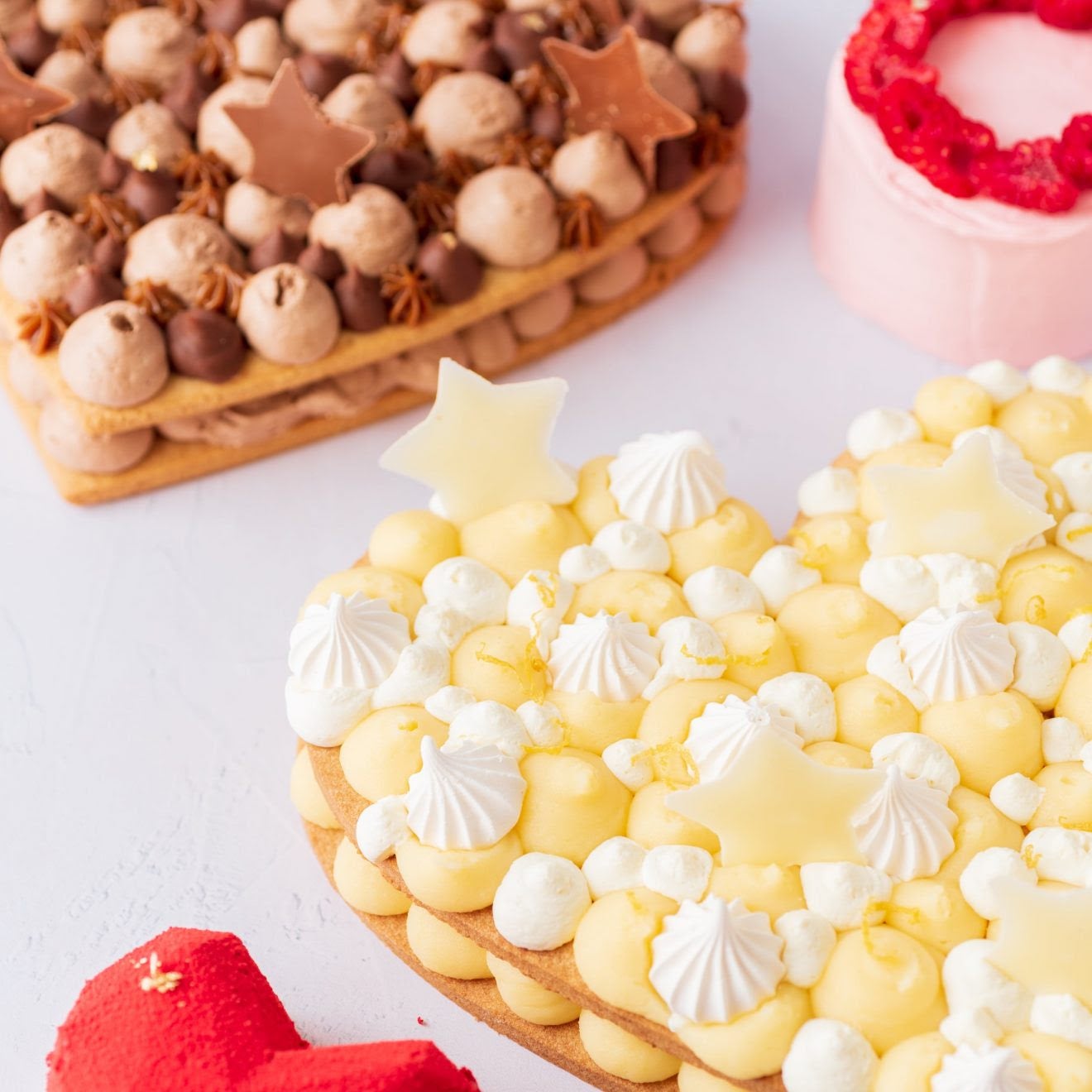 Annapurna Cakes tiene tres productos especiales para San Valentín este año: su tarta estrella, la pie de limón, en forma de corazón; otro corazón, pero este de trufa, chocolate con leche y dulce de leche, y la tarta Corazón de frambuesa. El obrador de Paola Castañeda además añade a su catálogo permanente una Pink Velvet, su versión, con remolacha y frambuesas, de la clásica Red Velvet, que viene en formato grande (unas 8 ó 10 raciones, desde 28,50 según qué tarta sea) e individual (5). En Paseo de la Ermita, 3, Madrid, y annapurnacakes.com