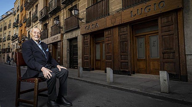 Lucio Blázquez posando en la Cava Baja para ABC, ante su restaurante Casa Lucio