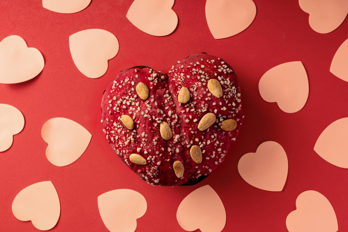 El repostero japonés Yotte Komotó, especializado en dulces románticos y experto en afrodisíacos, firma la creación dulce de Madreamiga para este San Valentín. El pastelero  es una creación ficticia del obrador madrileño para añadir romanticismo a esta cita. Begoña San Pedro es quien ha creado esta versión de su famoso 'pannetone'  añadiendo a la receta tradicional fresas, almendras y nueces.  Podrá adquirirse entre el 11 y el 16 de febrero tanto en las tiendas físicas de Madreamiga como a través de su web www.madreamiga.com y en Glovo. Su precio es de 29,90 euros.
