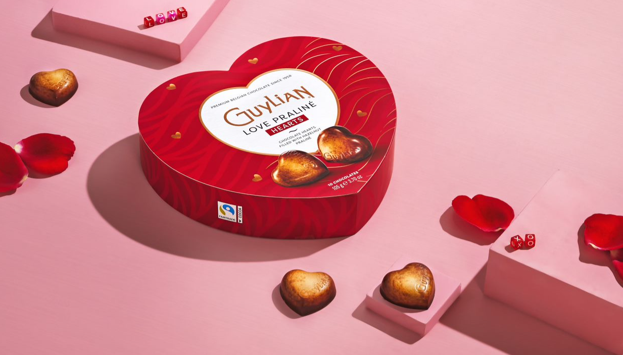 Regalar una caja de chocolates no tiene margen de error, es el gesto tradicional más romántico y el chocolate siempre conquista.  La edición con forma de corazón de la firma belga Guylián incluye diez bombones con la misma amorosa forma, rellenos de praliné de avellana (6,50 euros). Se elaboran con ingredientes de origen natural y no contienen aceite de palma ni soja. Pero además, Guy y Liliane son los nombres del matrimonio que creó la marca en 1958...más amor. En guylian.com 
