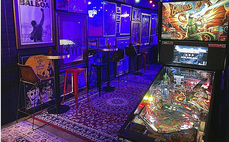 Imagen principal - Rockade gira en torno a la música y los videojuegos de los 80. En comida, picoteo y para compartir y variedad de cervezas.