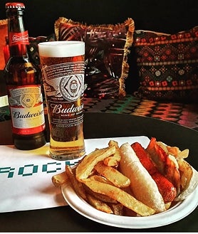 Imagen secundaria 2 - Rockade gira en torno a la música y los videojuegos de los 80. En comida, picoteo y para compartir y variedad de cervezas.