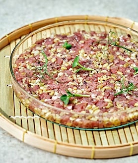 Imagen secundaria 2 - Sobre estas líneas, arriba, ostra valenciana en escabeche de coliflor de María José Martínez (Lienzo). Abajo, a la izquierda, uno de los platos de la chef Cristina Figueira, de El Xato. A la derecha, tartar de cordero de María José San Román (Monastrell)