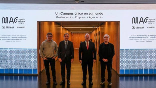 El chef Andoni Luis Aduriz, el presidente de Vocento Ignacio Ybarra, el rector de Comillas Enrique Sanz y Ferran Adrià