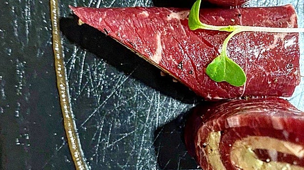 Canutillos de cecina rellenos de hígado de pato y membrillo