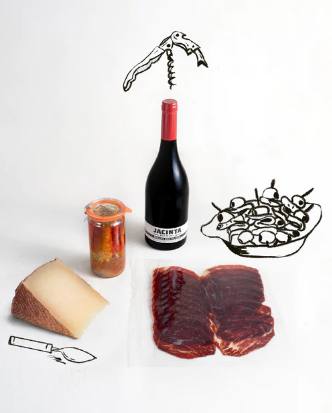 Petramora ha optado por adaptarse a las distintas necesidades y posibles gustos por estas fechas tan especiales. Así, ha preparado cinco nuevos packs con todo lo necesario para acertar con cualquier padre. Con nombres tan cercanos como Pepe o Chema, cada uno de ellos está enfocado de forma distinta. Este último incluye sardinas en escabeche picante, queso manchego curado ecológico, cecina de Wagyu loncheado, una botella de Ribera de Duero Jacinta y una caja regalo, todo por 48,50 euros y disponible en www.petramora.com