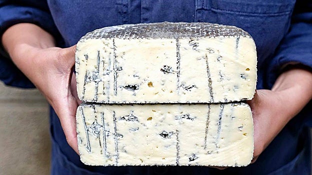 Esta quesería vasca trabaja piezas lácticas y de pasta blanda