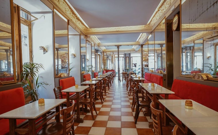 Imagen principal - Café Barbieri, fundado en 1902, vive una nueva etapa tras su reapertura el año pasado. Mantiene su decoración de época, ahora potenciada por la renovación y la iluminación, y sorprende con cocina italiana casera.