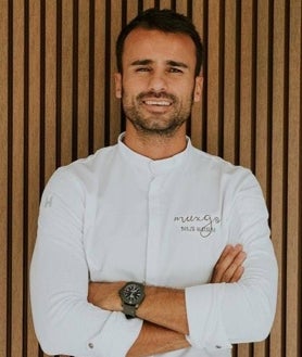 Imagen secundaria 2 - Sobre estas líneas, arriba, algunas de las partes de la oveja canaria con las que trabaja en Muxgo –una estrella verde Michelin en Gran Canaria– el chef Borja Marrero (abajo, a la derecha).