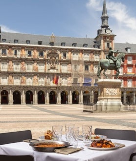 Imagen secundaria 2 - Arriba, chopitos fritos del Café de la Plaza. Abajo, el chef Borja Veguillas y la terraza estratégica del restaurante.