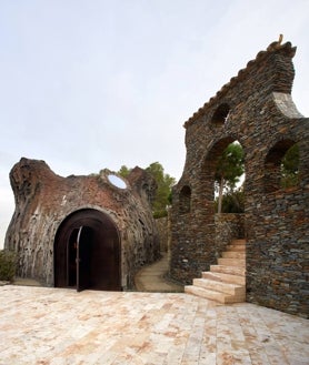 Imagen secundaria 2 - Sobre estas líneas, arriba, la réplica del comedor de elBulli decorado con los objetos originales del restaurante. Abajo, a la izquierda, su emblemática terraza con vistas a Cala Montjoi. A la derecha, la entrada original al recinto y el nuevo espacio polivalente elBulliDNA