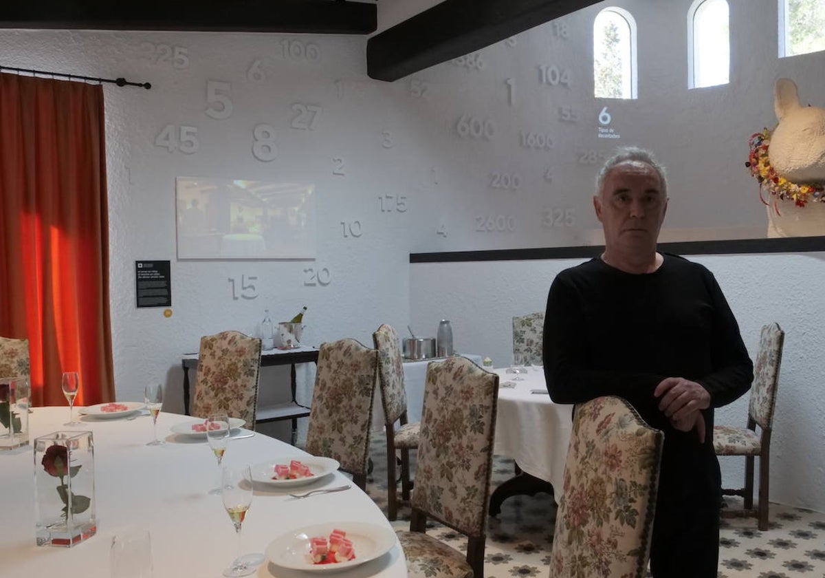 Ferran Adrià posa en la réplica del comedor de elBulli, convertido en un archivo-museo del legado del restaurante más famoso del mundo