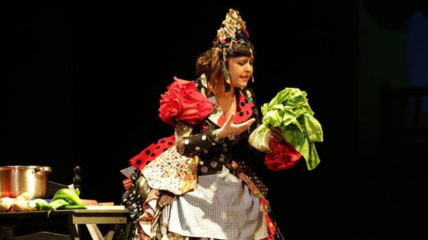 Maui cocinando potaje cantado, a la manera de Utrera, en el Teatro Flamenco de Madrid