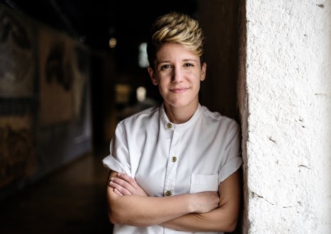 Imagen secundaria 1 - Arriba, Sara López, representante de la nueva generación de guisanderas de Asturias. Abajo, a la izquierda, Vicky Sevilla, chef de Arrels, la cocinera más joven en lograr una estrella Michelin en España. A la derecha, la pescadora María Maceiras, única mujer de la Cofradía de Muros (La Coruña)