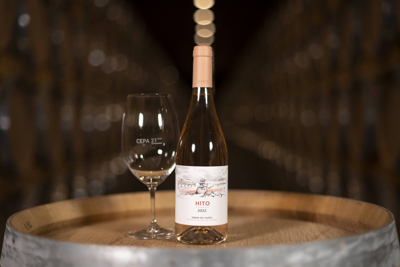 Bodegas Cepa 21 presenta la añada 2022 de su único vino rosado D. O. Ribera del Duero, que destaca por su color, aroma y frescura, además de por su elegancia y complejidad propia de la variedad tempranillo. La propuesta, procedente de las viñas de más baja altitud de la bodega, cuenta con una acidez equilibrada y un sabor frutal y goloso. Se puede adquirir por menos de diez euros en www.cepa21.com.