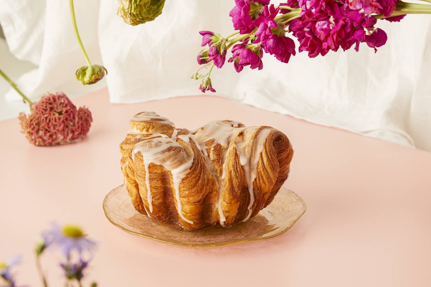 El obrador madrileño Madreamiga, para celebrar el 7 de mayo, ha ideado una nueva propuesta para las madres más golosas. Bajo el nombre de La Rosa, se trata de la masa de un croissant hecha tarta y coronada con un glaseado. Un dulce en forma de ramo de rosas, hojaldrado, con el sabor de la mantequilla francesa de Normandía. Acompañado de una bola de helado o a la plancha, es una pieza ideal para desayunos, meriendas y postres. Su precio es de 10,90 euros y estará disponible desde el 5 de mayo.