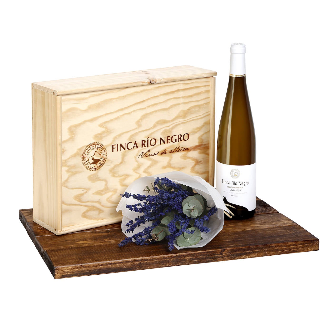 Finca Río Negro presenta su colección numerada para celebrar el Día de la Madre, una edición compuesta por Gewürztraminer, un vino perfecto para madres amantes de los blancos aromáticos, acompañada de un arreglo floral que busca llevar el corazón de la bodega de Guadalajara a las casas de los clientes. En boca es seco y fresco, muy intenso y persistente. El vino ronda los 14 euros, y está disponible en www.fincarionegro.com.