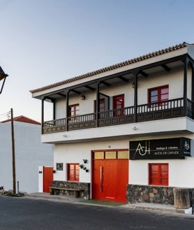 Imagen secundaria 2 - Gloria Negrín, bodeguera de Altos de Chipude. Abajo, a la izquierda, la primera bodega que fundó el padre de Gloria. A la derecha, la nueva bodega en la que elabora sus vinos