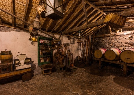 Imagen secundaria 1 - Gloria Negrín, bodeguera de Altos de Chipude. Abajo, a la izquierda, la primera bodega que fundó el padre de Gloria. A la derecha, la nueva bodega en la que elabora sus vinos