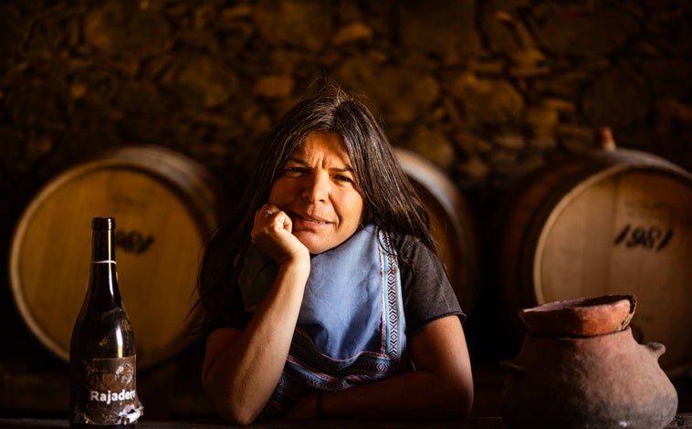 Imagen principal - Gloria Negrín, bodeguera de Altos de Chipude. Abajo, a la izquierda, la primera bodega que fundó el padre de Gloria. A la derecha, la nueva bodega en la que elabora sus vinos