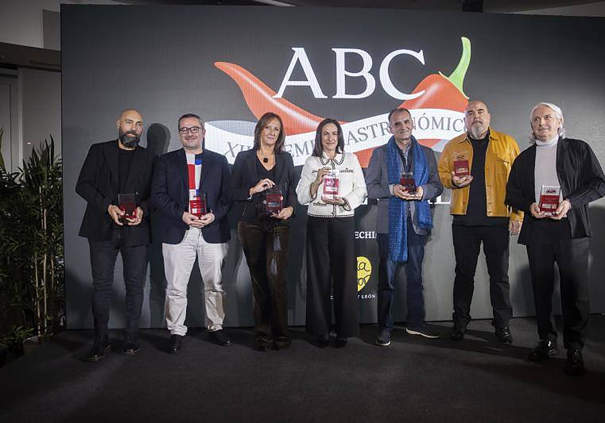 Los ganadores de la XII edición de los premios Salsa de Chiles en la sede de ABC. De izq. a dcha.: Benito Gómez, de Bardal; Pedro Sánchez, de Bagá; Paloma Fernández-Iriondo, clienta de Zuberoa, que recogió el galardón de Eusebio Arbelaitz; Carmen Carro, de Taberna Pedraza; Ramón Blas, de Lera.