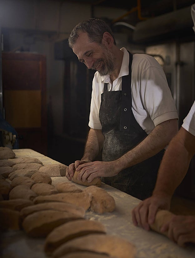 Daniel Jordá en su obrador de Nou Barris, Panes Creativos, en Barcelona