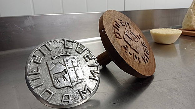 Sellos de la Quesería Redes que fundó Marigel Álvarez en los años 80 en Campo de Caso (Asturias)