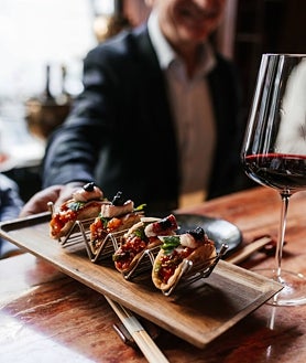 Imagen secundaria 2 - Casa Sr. ito está en Chamberí. Debajo, dos platos de su carta al estilo taberna pero con gran influencia de Japón: las gyozas y los baos.