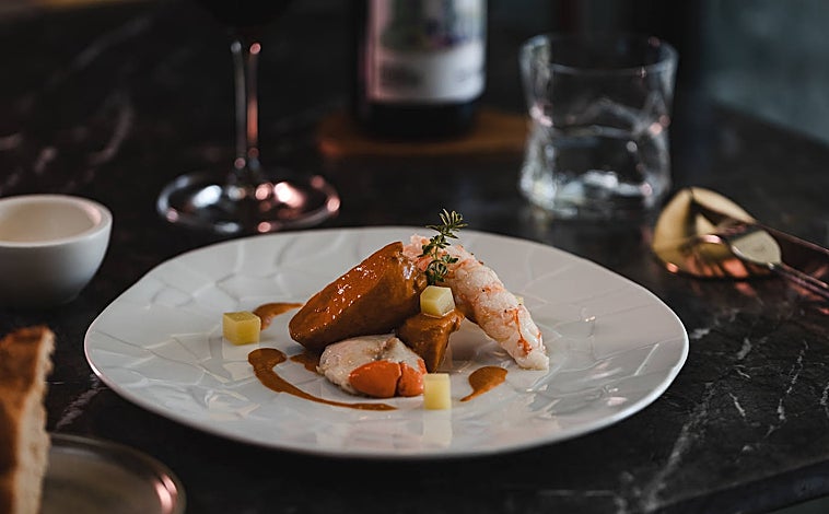 Imagen principal - Arriba, el bacalao tellagorri. Abazo, izq., el gallo con mar; derecha, el gazpacho. 