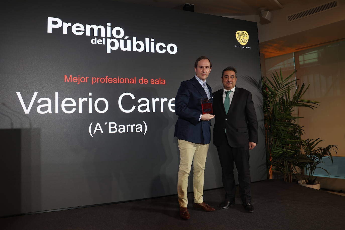Premio del público al mejor profesional de sala. Recoge el premio el sumiller del restaurante A'Barra de Madrid de manos del director de Itacyl Rafael Sáez.