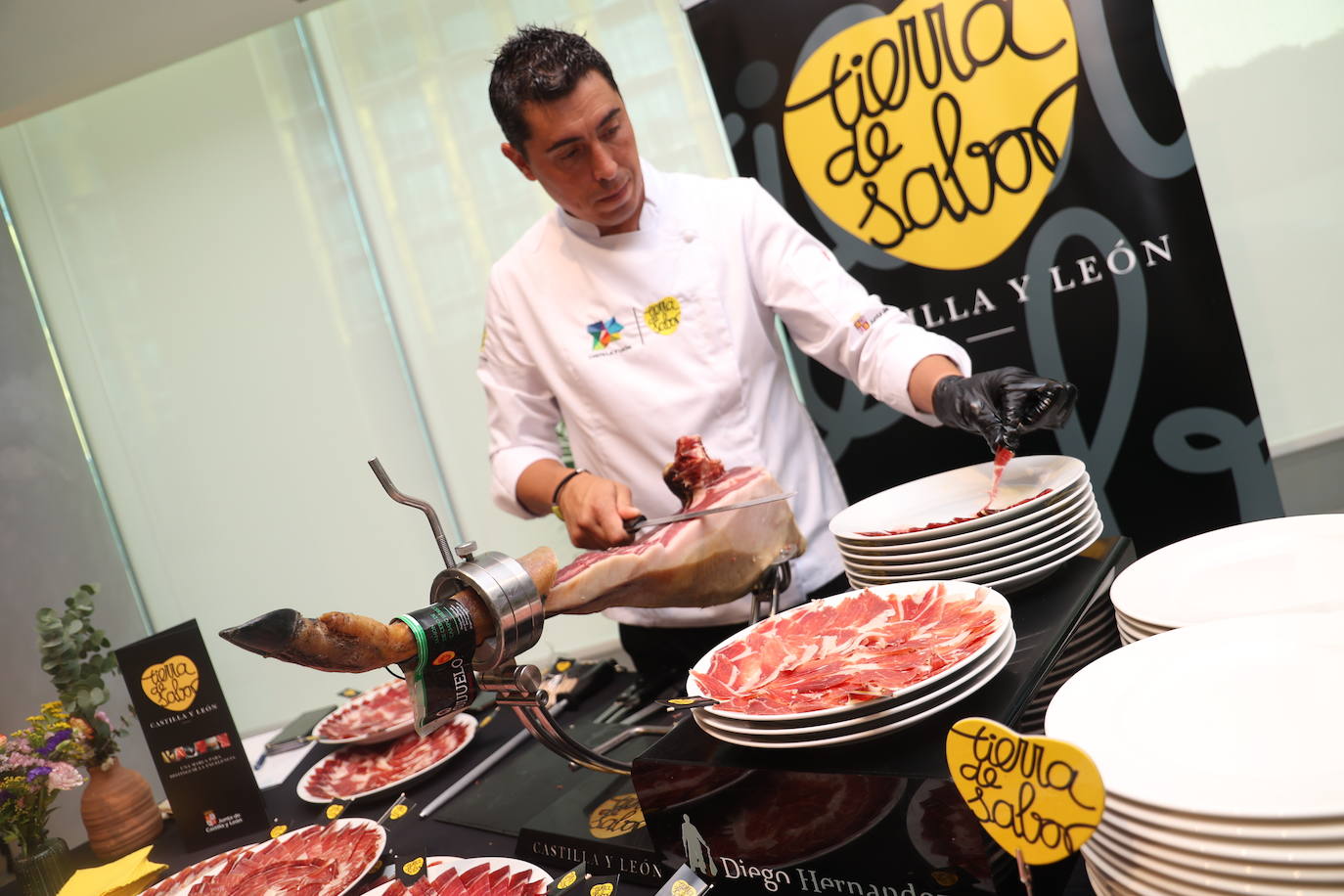 El cóctel posterior contó con productos dentro del sello Tierra de Sabor, de Castilla y León.