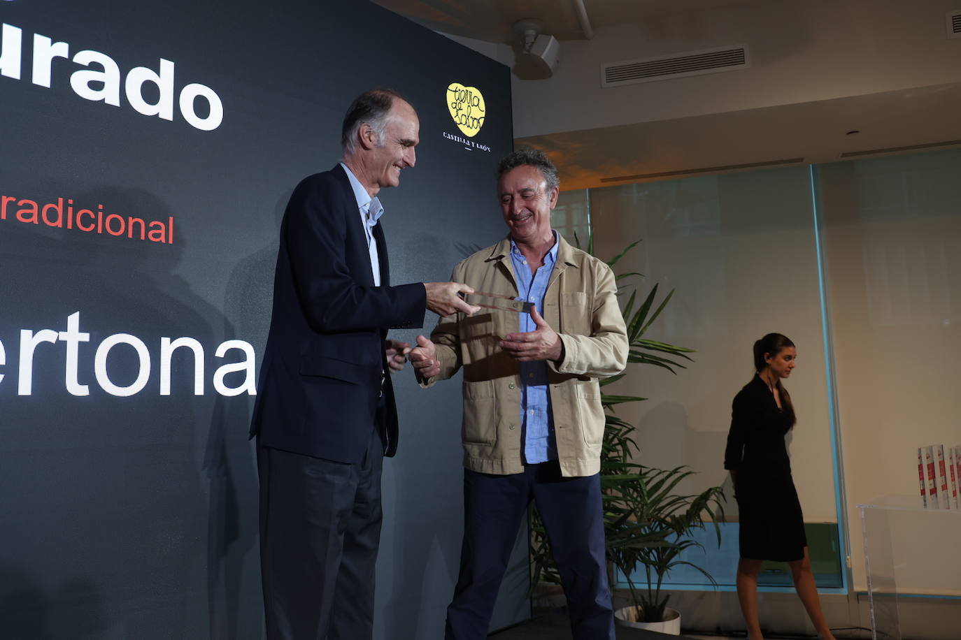 Premio del jurado al mejor restaurante de cocina tradicional para el restaurante asturiano La Huertona. Javier Caballero, jefe de Negocio de ABC; entregó el galardón al jefe de cocina, José Viejo.