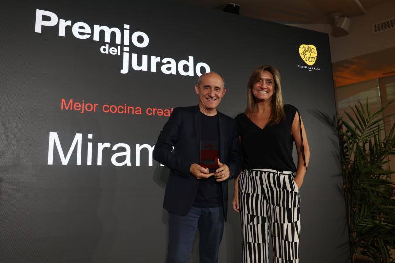 Paco Pérez recibió el premio del jurado al mejor restaurante de cocina creativa de manos de la directora general de ABC, Ana Delgado.