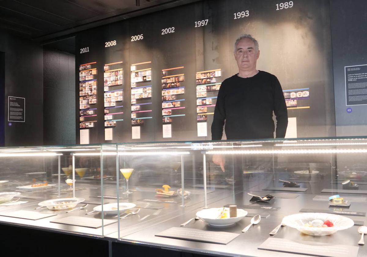 Ferran Adrià en las antiguas cocinas de elBulli, convertidas en parte de la exposición