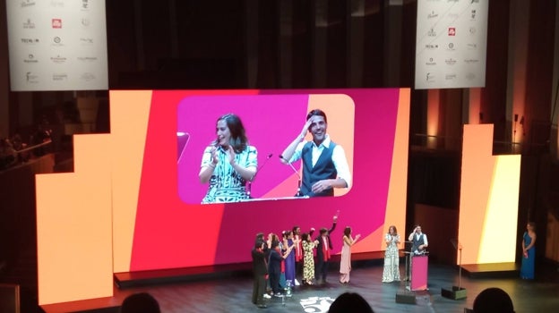 Virginio Martínez y Pía León, de Central, recogiendo su premio en Valencia