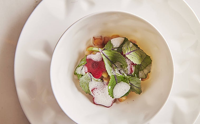 Imagen principal - Arriba, el cocido madrileño estival del menú de Playing Solo. Debajo, el chef, Luis Caballero, y al lado un momento del emplatado del pase de la carrillera.