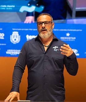 Imagen secundaria 2 - Arriba, Quique Dacosta, Nacho Manzano y, al fondo, Andoni Luis Aduriz. Abajo, izquierda, los chefs Sergio Bastard (Casona del Judío, Cantabria), Adrián Bosch y Eduardo Domínez (San Ho, La Caleta, Santa Cruz de Tenerife) y Diego Schattenhofer (Taste 1973, Santa Cruz de Tenerife). Abajo, derecha, Ángel León.