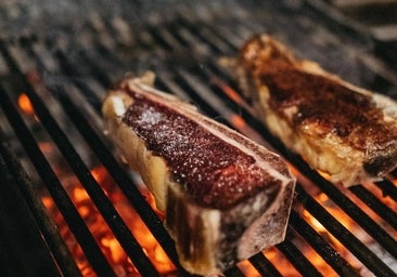 Brasas, fuego y humo como tendencia: qué medidas tiene que cumplir un restaurante para evitar un incendio