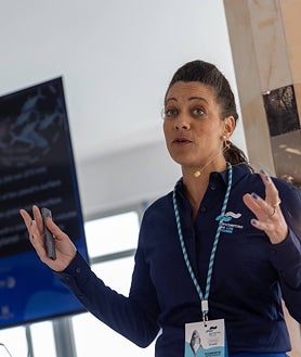 Imagen secundaria 2 - Carlos Duarte, director científico del Encuentro de los Mares. Debajo, Jesús Arrieta, investigador del Instituto Español de Oceanografía en Tenerife, y Mina Epps, directora de la Unión Internacional para la Conservación de la Naturaleza, IUCN.