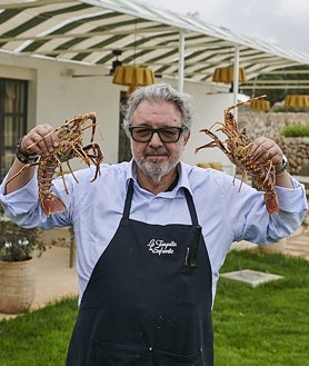 Imagen secundaria 2 - Sobre estas líneas, gambusí frito. Abajo, huevo con caviar. A la derecha, Juanjo López, director gastronómico de Amagatay