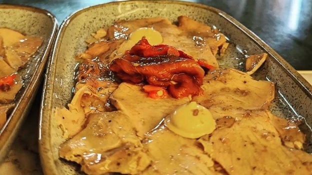 Lomo de orza con pimientos asados en Mesón Despeñaperros, en Santa Elena