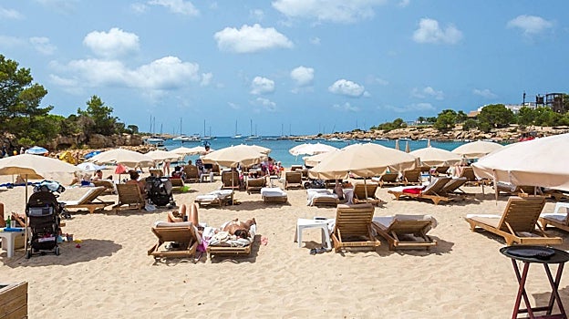 Playa en la que se encuentra Alma Eat is Life, en Ibiza