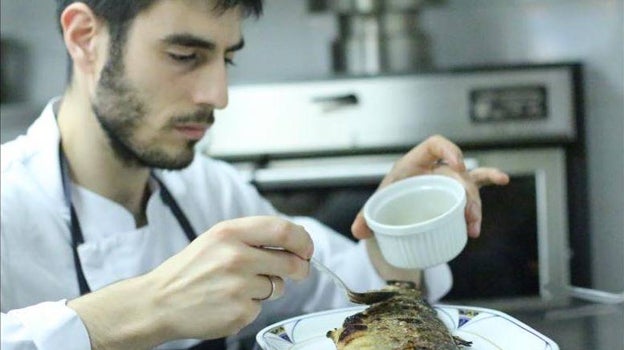 Chef del Castúo preparando un plato