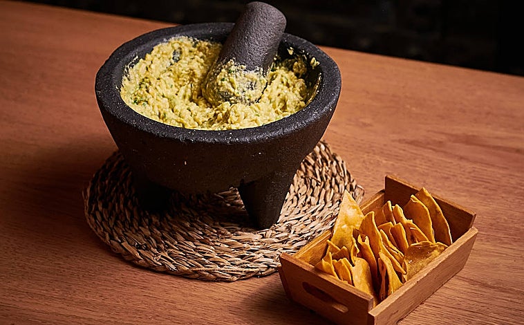 Imagen principal - Sobre estas líneas, el guacamole de La Bistroteca. Abajo, Vanessa San José y Alexandra Galvis, propietarias de este restaurante. A la derecha, su tarta casera de chocolate.