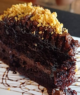 Imagen secundaria 2 - Sobre estas líneas, el guacamole de La Bistroteca. Abajo, Vanessa San José y Alexandra Galvis, propietarias de este restaurante. A la derecha, su tarta casera de chocolate.